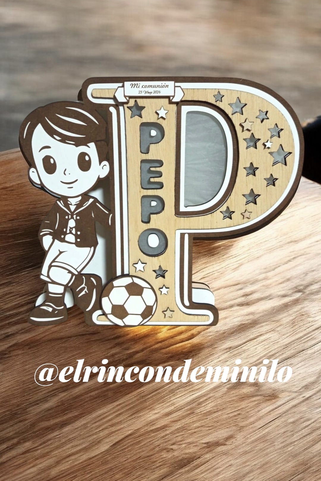 Otra vista de Inicial personalizada de comunión en MDF de 3 mm