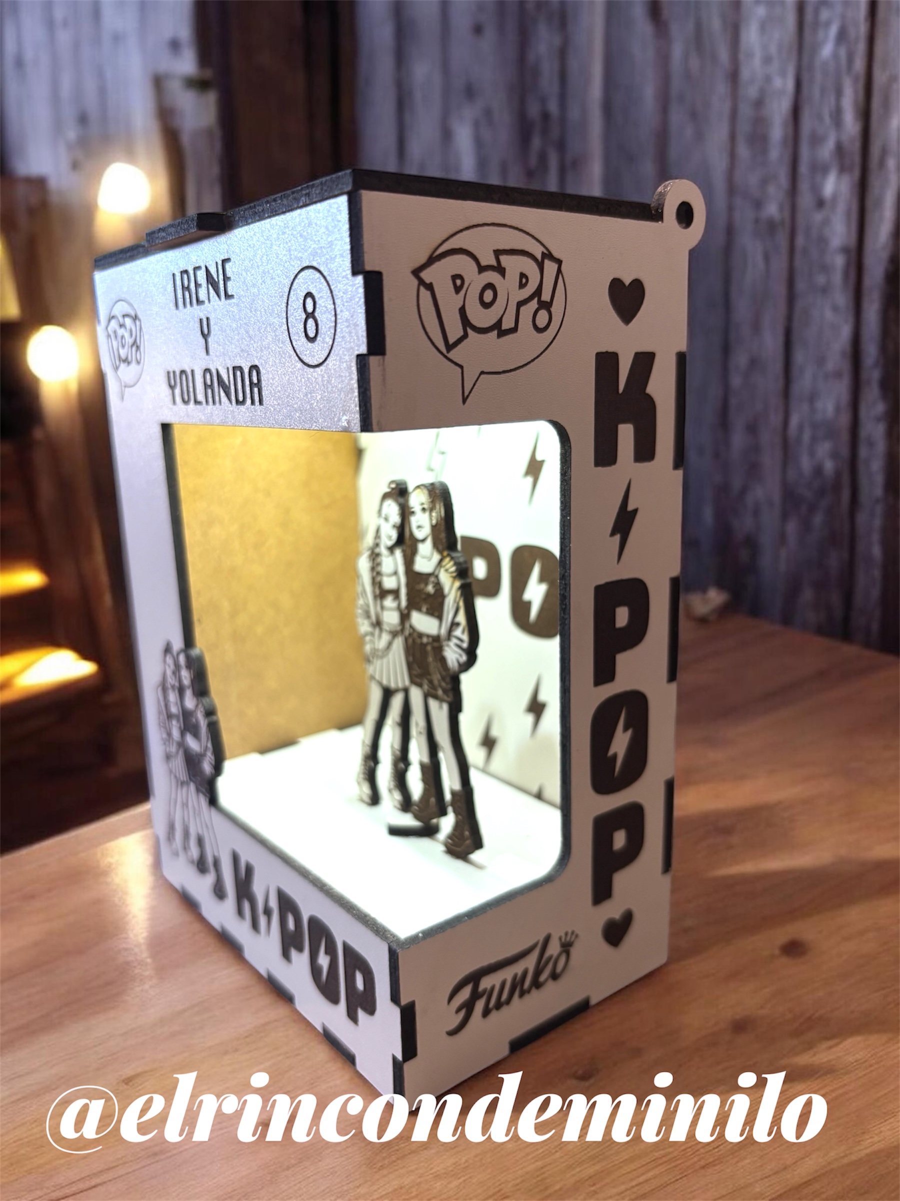 Otra vista de Marco K-pop personalizado en MDF de 3 mm