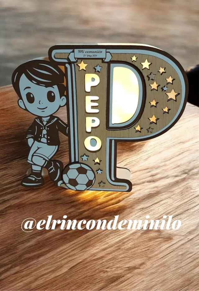 Otra vista de Inicial personalizada de comunión en MDF de 3 mm